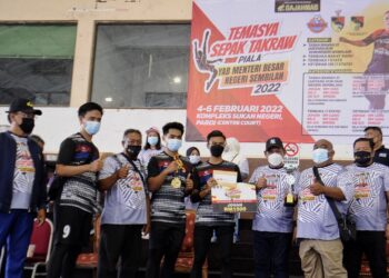 AMINUDDIN Harun (tiga dari kanan) menyampaikan piala dan hadiah kepada pemenang kategori Terbuka Bakat Baharu pada Temasya Sepak Takraw Piala Menteri Besar Negeri Sembilan di Paroi, Seremban hari ini. - UTUSAN/MOHD. SHAHJEHAN MAAMIN