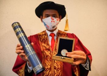 SYAR Mezee Mohd. Rashid menunjukkan skrol dan Anugerah Emas Kedoktoran diterimanya selepas Sidang Canselor Majlis Konvokesyen UKM Ke-49 di Dewan Canselor Tun Abdul Razak, UKM, Bangi, semalam.