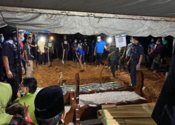 JENAZAH Konstabel Norhalim Tumiran selamat dikebumikan di Tanah Perkuburan Islam Felda Bukit Damar di Lanchang, Temerloh, Pahang. - UTUSAN/SALEHUDIN MAT RASAD