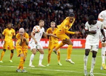 VIRGIL van Dijk (dua, kanan) menanduk gol kemenangan Belanda ketika menumpaskan Belgium dalam saingan Kumpulan 4, Liga Negara-Negara di Amsterdam hari ini. - AFP