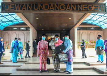 AMINUDDIN Harun (tengah) sebelum membentangkan Belanjawan Negeri Sembilan Tahun 2021 yang bertemakan Merangsang Ekonomi, Memperkasa Rakyat di DUN Negeri Sembilan, Seremban hari ini.- IHSAN PEJABAT SETIAUSAHA KERAJAAN NEGERI SEMBILAN