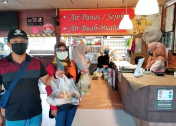 PELANGGAN membeli makanan secara bungkus di sebuah restoran di Teluk Intan hari ini. - UTUSAN/AIN SAFRE BIDIN