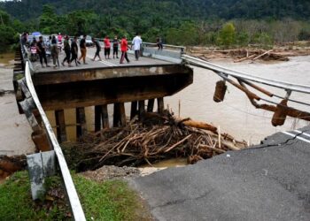 JAMBATAN  menghubungkan Kampung Belukar Bukit dan Kampung Betong, Ajil, yang mengalami kerosakan akibat kejadian kepala air susulan banjir besar, baru-baru ini. -UTUSAN/PUQTRA HAIRRY