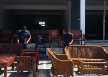 PEKERJA kedai perabot terpakai Araliya Munif membersihkan sebahagian perabot selepas perniagaan itu kembali dibenarkan beroperasi di Merbok, Sungai Petani, Kedah.