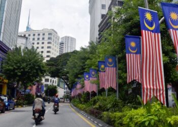 Mengibarkan Jalur Gemilang boleh dianggap mempunyai semangat patriotik yang kental  sekali gus menunJukkan rasa cinta kepada negara-GAMBAR HIASAN