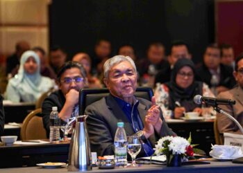 AHMAD Zahid Hamidi ketika menghadiri Bengkel Hala Tuju Strategik Kementerian Kemajuan Desa dan Wilayah (KKDW) 2023 yang berlangsung di ibu negara. - UTUSAN/MUHAMAD IQBAL ROSLI