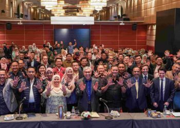 AHMAD Zahid Hamidi (tengah) bersama peserta Bengkel Hala Tuju Strategik Kementerian Kemajuan Desa dan Wilayah (KKDW) 2023 di ibu negara. - UTUSAN/MUHAMAD IQBAL ROSLI