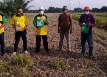 AZHAR Hashim (dua dari kanan) bersama ketua-ketua unit pesawah yang menyatakan rasa tidak puas hati terhadap kenaikan harga racun di Parit Air Itam 2, Bagan Serai, Perak. - UTUSAN/WAT KAMAL ABAS