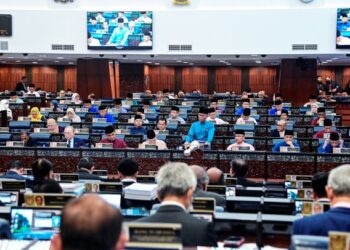 TENGKU Zafrul Abdul Aziz ketika membentangkan Bajet 2023 di Bangunan Parlimen hari ini. - JABATAN PENERANGAN