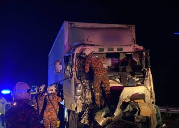 ANGGOTA bomba dan penyelamat mengeluarkan pemandu lori yang terlibat kemalangan di Kilometer 42 Lebuh Raya Kuala Lumpur-Karak (KLK) (hala ke Barat) di Bentong, Pahang. - IHSAN IPD BENTONG