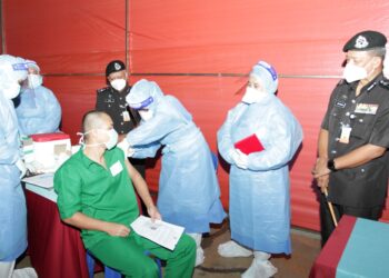 AB. BASIR Mohamad (empat dari kanan) bersama Abu Hasan Hussian (kanan) dan Dr. Aishah Mohd. Salleh (dua dari kanan) memantau program pemberian vaksin di Penjara Bentong di Bentong, Pahang.