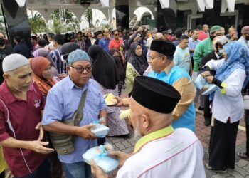 ORANG ramai mendapatkan nasi beriani di Masjid Sultan Idris Shah II atau Masjid Negeri di Ipoh hari ini. - UTUSAN
