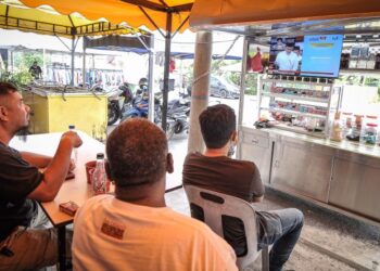 ORANG ramai kini menunggu pengumuman berita gembira oleh Perdana Menteri pada pukul 2 petang ini.