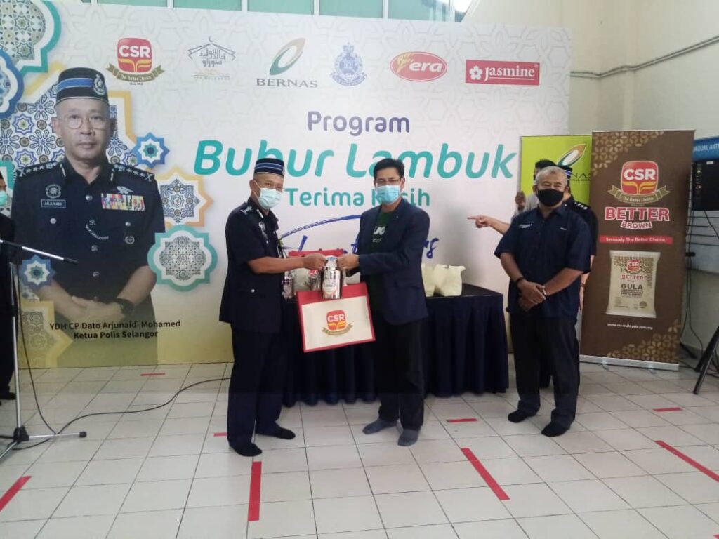 Bernas agih 1,500 bekas bubur lambuk kepada anggota polis Selangor Bernas agih 1,500 bekas bubur lambuk kepada anggota polis Selangor