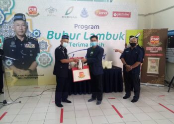MOHD.  Azahar Mohd. Salleh (kiri) menyerahkan beg berisi bubur lambuk kepada Arjunaidi Mohamed (dua dari kiri) sebagai simbolik perasmian program di Surau Khalid Al-Walid, IPK Selangor, Shah Alam, Selangor hari ini. - UTUSAN/MOHAMAD NAUFAL MOHAMAD IDRIS