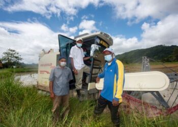 NORDIN Salleh (tengah) bersama Zulkefli Hussein (kanan) dan Madzlan Nadzar (kiri) yang merupakan antara 32 peserta program SMART SBB Bernas di Sungai Batu Pahat, Perlis.- UTUSAN