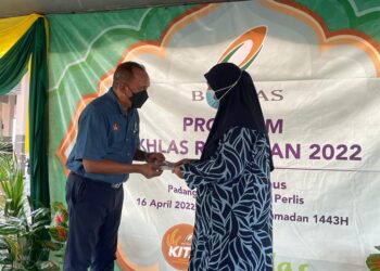 MOHAMAD SOLHI MOHD SALEH (kiri) menyampaikan  zakat wakalah kepada penerima daripada golongan asnaf pada program Ikhlas Ramadan di Masjid Al-Firdaus di Kampung Padang Besar Selatan, Perlis. - UTUSAN MALAYSIA/NUR NAZLINA NADZARI