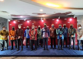 MOHD.  Khairul Adib Abd. Rahman bersama pegawai-pegawai JPA pada Perhimpunan Bulanan Jabatan Perkhidmatan Awam (JPA) di Putrajaya. - UTUSAN/SITI A'ISYAH SUKAIMI