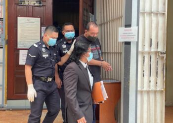 ISMARIZAL ABD. RAHMAN (kanan) dibawa keluar dari mahkamah selepas didakwa atas enam pertuduhan melibatkan kes tipu, mencuri dan pecah amanah di Mahkamah Majistret Kangar, Perlis hari ini.- UTUSAN/NAZLINA NADZARI