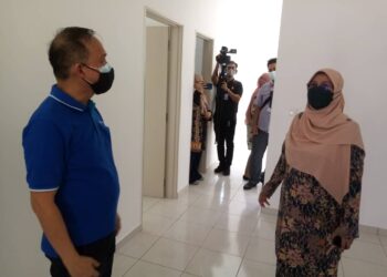 RODZIAH ismail (kanan) mendengar penjelasan mengenai spesifikasi salah sebuah Rumah Selangorku yang diberikan Pengurus Besar Wilayah Tengah IJM Land, Datuk Hoo Kim See (kiri) di Taman Alam Suria, Kuala Selangor, Selangor hari ini. - UTUSAN / MOHAMAD NAUFAL MOHAMAD IDRIS