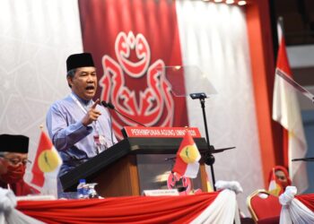 MOHAMAD Hasan ketika berucap merasmikan serentak Perhimpunan Agung Pergerakan Wanita, Pemuda dan Puteri UMNO di Dewan Merdeka PWTC, Kuala Lumpur, hari ini.