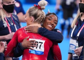 SIMON Biles sentiasa memberi sokongan kepada rakan-rakannya selepas menarik diri daripada acara berpasukan dan all-around individu Sukan Olimpik 2020.