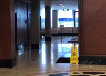 BILIK pegawai bertugas di Parlimen diletakkan tali merah bagi menghalang mana-mana pihak memasuki lokasi berkenaan.