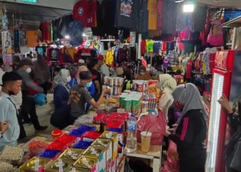 SUASANA di arked niaga Padang Besar yang kembali dipenuhi peniaga tempatan di Padang Besar, Perlis, baru-baru ini. - UTUSAN/SYED AZLAN SAYID HIZAR
