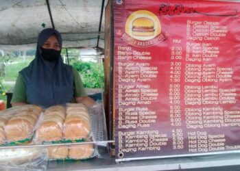 NORHASNIZA Hassan menjalankan perniagaan burger di Taman Serai Merbau di Bagan Serai, Perak.  - UTUSAN/WAT KAMAL ABAS