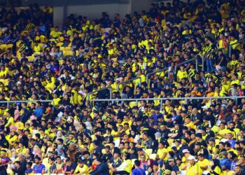 SEBAHAGIAN penonton yang membanjiri Stadium Nasional, Jalil untuk aksi Malaysia-Singapura semalam, - IHSAN FAM