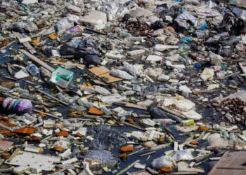 TINJAUAN di sebuah tasik bekas kuari yang dipanggil 'Black Lake' oleh penduduk setempat yang dijadikan tapak pembuangan sampah haram berdekatan Seksyen 5 Bandar Mahkota Cheras di sini, baru-baru ini. -UTUSAN/ FARIZ RUSADIO