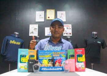 MOHD. Zaime Zainudin bersama rangkaian produk Bliese ketika ditemui Utusan Malaysia di Pejabat Cawangan
Bliese miliknya yang terletak di Seremban 2, Seremban baru-baru ini. – MINGGUAN/MUHAMMAD IZZAT TERMIZIE