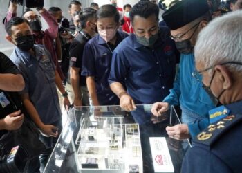 HISHAMMUDDIN Tun Hussein dan Panglima Angkatan Tentera, Tan Sri Affendi Buang melihat ruang dalaman replika rumah yang terdapat pada Pangsapuri Platinum South Valley ketika hadir merasmikan prapelancaran Blueprint Perumahan 3.0 Kementerian Pertahanan di galeri jualan perumahan tersebut di Bandar Tasik Selatan. - UTUSAN/MUHAMAD IQBAL ROSLI