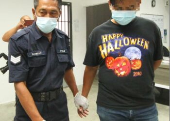 SALAH seorang daripada dua remaja yang mengaku salah atas pertuduhan memakai baju mempunyai lambang dan tulisan yang menghina atau lucah di Mahkamah Majistret Kota Bharu, Kelantan, semalam. - UTUSAN/ZULHANIFA SIDEK