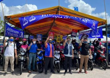 TAN Eng Meng (tiga dari kiri) bersama kumpulan pekerja penghantar makanan di Pekan Nenas, Pontian di Johor.