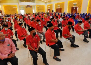 SEBAHAGIAN Veteran UMNO yang hadir mendengar ucapan Isham Jalil pada Majlis Tautan Kasih Eratkan Silaturrahim Menjelang PRU-15 di Kompleks Mohamed Rahmat, Johor Bahru di Johor. -UTUSAN/RAJA JAAFAR ALI