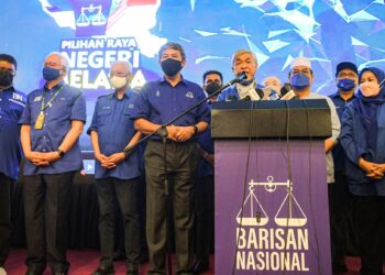 ISMAIL Sabri Yaakob (tiga dari kiri) bersama barisan kepemimpinan Barisan Nasional selepas parti itu diisytiharkan menang 21 kerusi dalam Pilihan Raya Negeri Melaka  di Ayer Keroh, semalam.