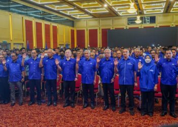 CALON Barisan Nasional (BN) mesti memiliki sifat amanah yang tinggi kerana tanggungjawab
mereka pikul bukan sahaja akan dipersoalkan oleh rakyat, malah lebih jauh daripada itu akan
dipertanggungjawabkan di akhirat kelak. – UTUSAN/SHIDDIEQIIN ZON
