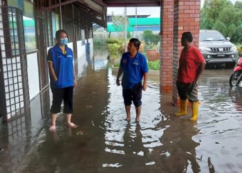 TEE Hooi Ling (dua dari kiri) ketika meninjau keadaan banjir di Telok Gong, Klang, Selangor. -UTUSAN/ MOHAMAD NAUFAL MOHAMAD IDRIS