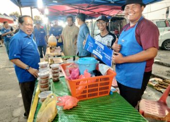 AHMAD MASLAN (kanan) bermesra dengan para peniaga ketika mengadakan Tinjauan Mesra di Pasar Malam Pontian, Johor.