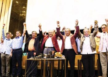 WALAUPUN berjaya menumbangkan Barisan Nasional (BN) pada Pilihan Raya Umum Ke-14 (PRU14), kegagalan kerajaan Pakatan Harapan (PH) mungkin boleh dilihat pada sisi DAP yang pada masa itu masih berada dalam kuasa Lim Kit Siang (dua dari kanan).
