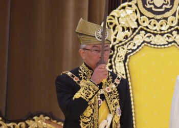 KUALA LUMPUR, 30 Julai -- Yang di-Pertuan Agong Al-Sultan Abdullah Ri'ayatuddin Al-Mustafa Billah Shah berkenan mengucup Keris Panjang Diraja yang juga dikenali sebagai Keris Kerajaan sebagai simbolik tanda kebesaran dan kekuasaan baginda pada istiadat pertabalan Seri Paduka Baginda di Istana Negara hari ini.?Turut berangkat Raja Permaisuri Agong Tunku Hajah Azizah Aminah Maimunah Iskandariah.?--fotoBERNAMA (2019) HAK CIPTA TERPELIHARA

NOTA
TERBITAN
UTUSAN
31 JULAI 2019
RABU
MUKA 2

ARCHIVED BY MHM
310719U