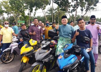 RIZAM Ismail (dua dari kanan) bersama sebahagian penunggang motosikal yang menyertai Himpunan 1,000 Motosikal dalam Majlis Jamuan Aidilfitri Dewan Undangan Negeri (DUN) Sungai Air Tawar di Bagan Nakhoda Omar di Sabak Bernam, Selangor, hari ini.