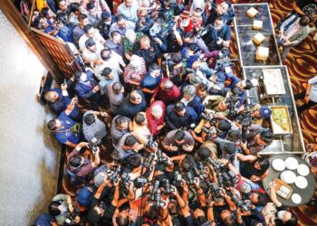 PRESTASI Barisan Nasional (BN) dalam Pilihan Raya Umum Ke-15 (PRU15) dilaporkan paling buruk dalam sejarahnya, tidak kira di  peringkat Persekutuan mahupun negeri. – UTUSAN/ MUHAMAD IQBAL ROSLI