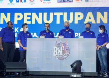 ISMAIL Sabri Yaakob (tiga kanan) bersama Ketua Pemuda Barisan Nasional (BN), Datuk Dr Asyraf Wajdi Dusuki (tiga kiri) melakukan gimik perasmian penutupan Karnival Kerjaya BN Youth Job Fair di Pusat Dagangan Dunia (WTC) di sini, hari ini. -UTUSAN/FARIZ RUSADIO