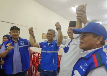 NOH Omar (kiri) bersama Annuar Musa dan Tengku Zafrul Tengku Abdul Aziz di PEDi 
Felda Bukit Cherakah, Kuala Selangor, Selangor. - UTUSAN/ ISKANDAR SHAH MOHAMED