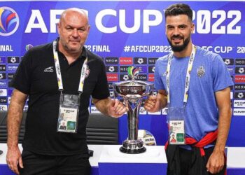 BOJAK Hodak (kiri) dan kapten KL City, Paulo Josue bersama Piala AFC yang bakal menjadi rebutan dengan kelab Oman, Al-Seeb esok.