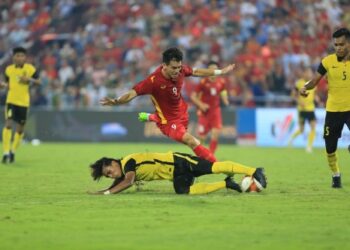 AKSI Malaysia (jersi kuning) menentang Vietnam pada separuh akhir Sukan SEA 2021 berlangsung sengit di Stadium Viet Tri, malam ini.