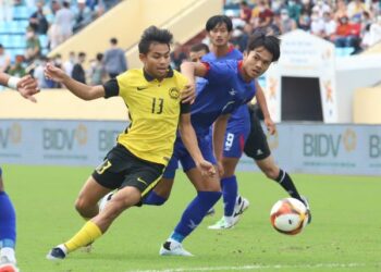 PEMAIN Malaysia diasak lawan dari Kemboja dalam saingan bola sepak Sukan SEA Vietnam 2021, kelmarin. Kedua-dua pasukan terikat 2-2.