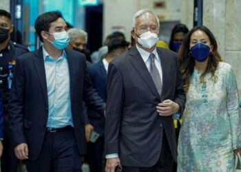 NAJIB Tun Razak diiringi anaknya, Norashman Najib (dua kiri) dan Nooryana Najwa. - UTUSAN/FARIZ RUSADIO